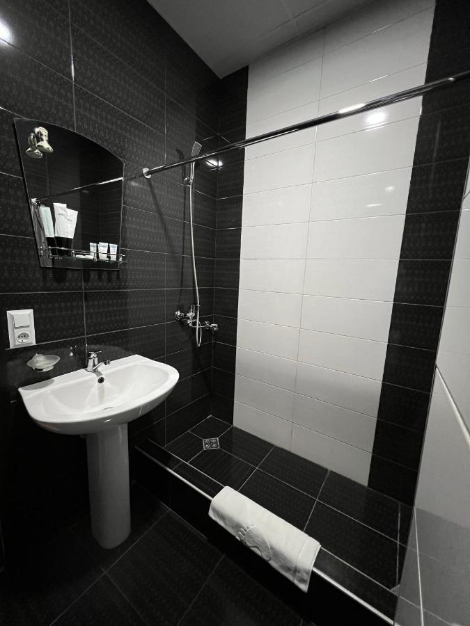 טביליסי Granada Hotel And Restaurant מראה חיצוני תמונה